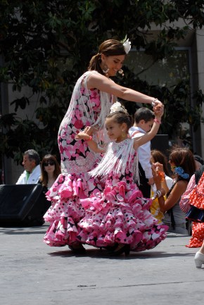 Moeder en dochter dansen de flamenco.