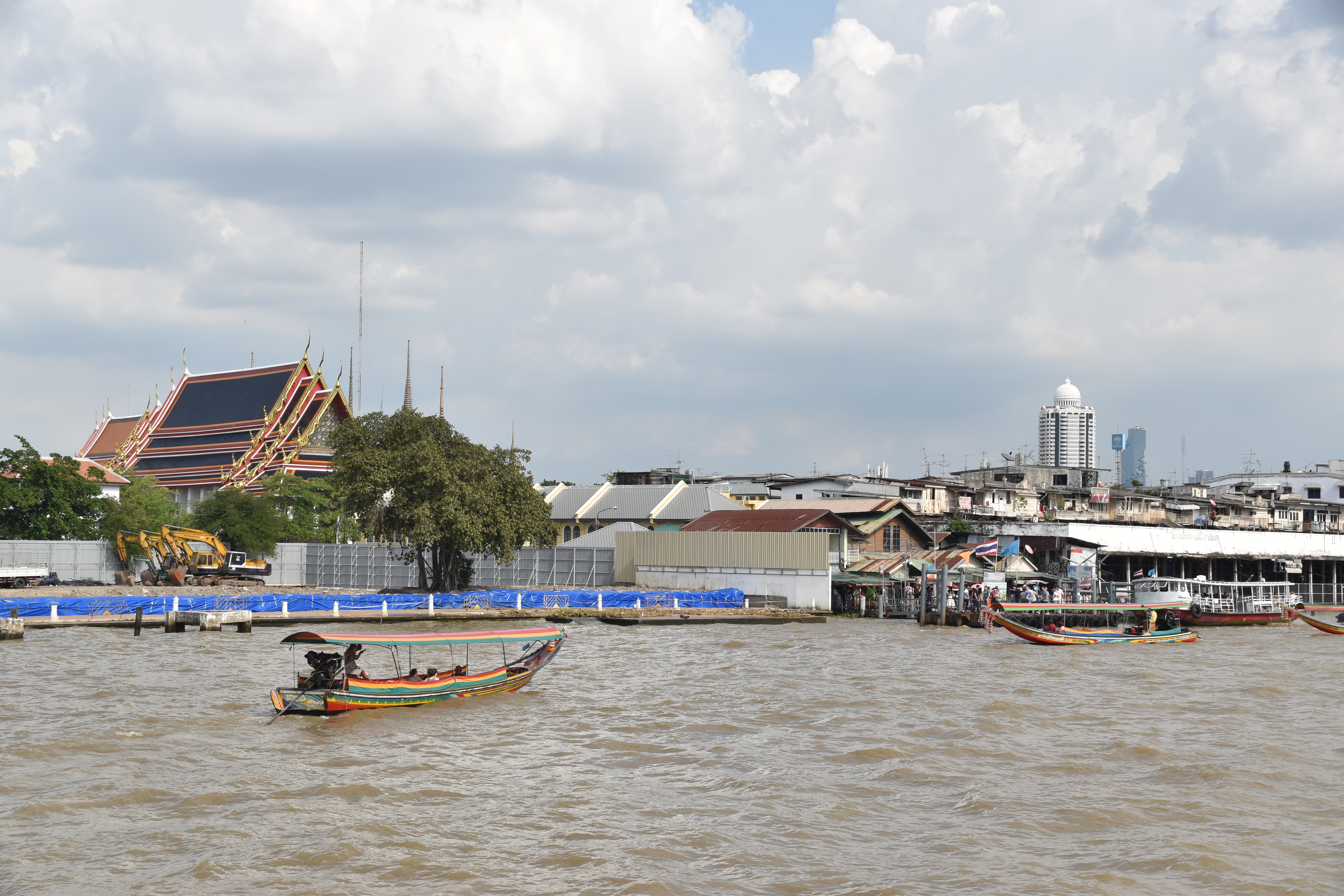 Chao Prava River van Nothaburi naar Bangkok. Uitzicht op our en Nieuw Bangkok